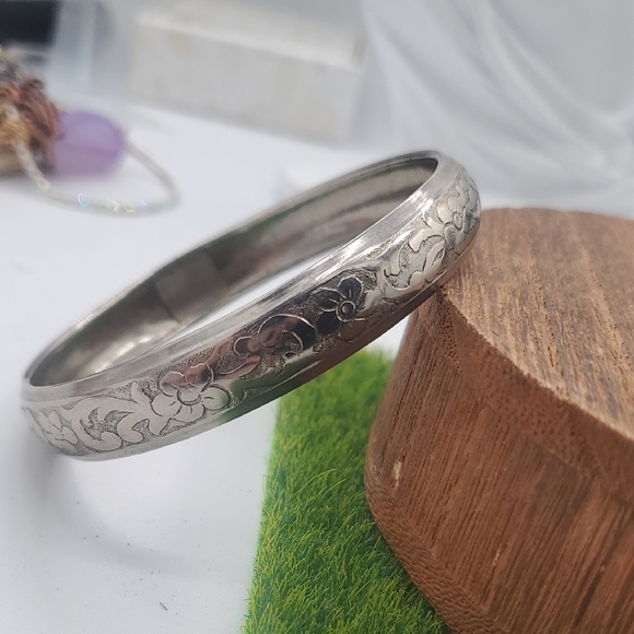 Silver Floral Engraved Bangle B3415